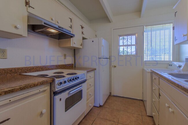 Building Photo - 2 Bedroom Townhome with Gated Yard