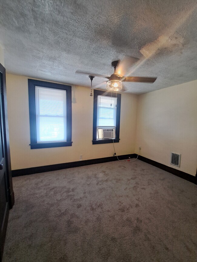 Building Photo - 921 9th Ave