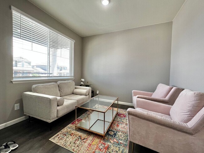 Foto del edificio - 4 Bed 3 Bath Available August 1st in Windsor!!!