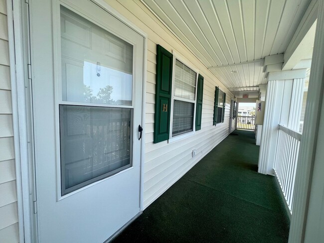 Building Photo - Longs - 1 Bedroom / 1 Bathroom Condo