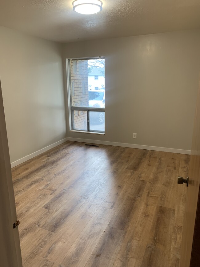 Building Photo - 896 Raymond Dr