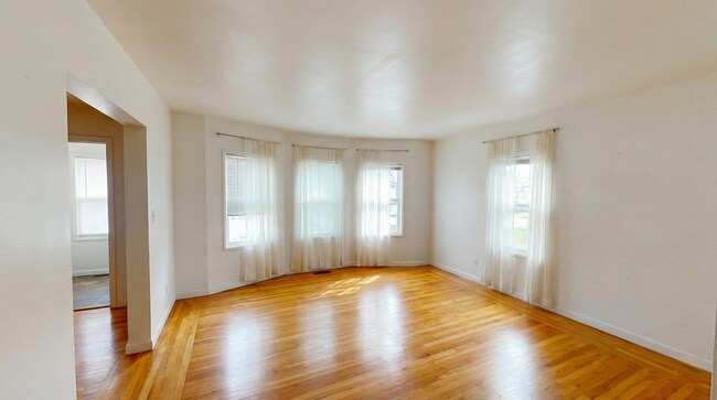 Foto del edificio - Charming North Oakland 2BD with Custom Finishes & Parking