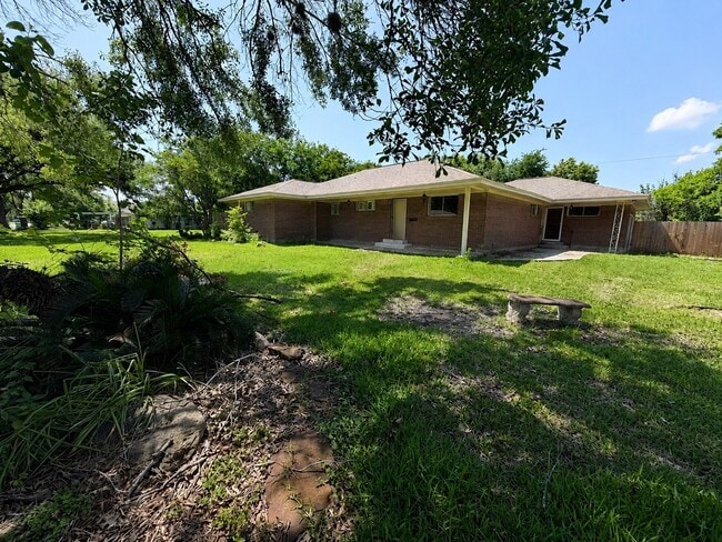 Building Photo - 807 W Murrill Ave