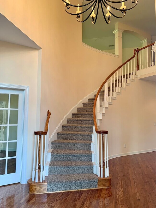 Foto del edificio - AMAZING Luxurious Residence, Near Educational Facilities, With Upscale Amenities!