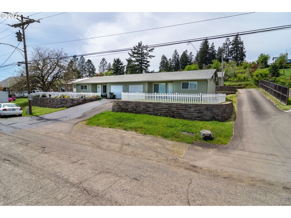 Primary Photo - 707 Cedar St