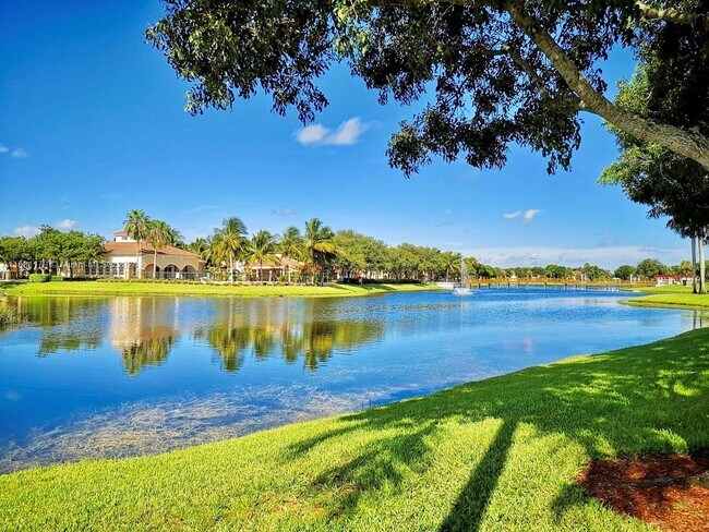 Foto del edificio - 2412 Centergate Dr