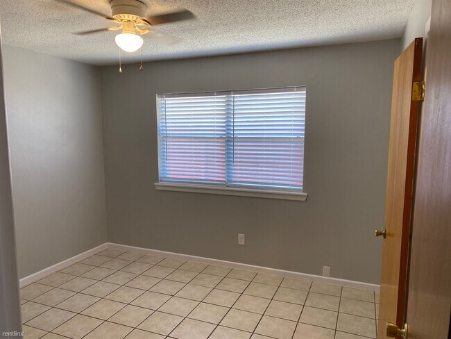Building Photo - 2 br, 1 bath Duplex - 1617 W Nolana Ave
