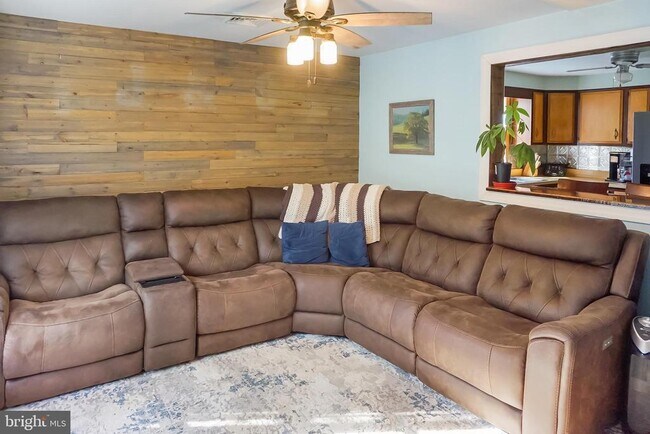 Building Photo - 5913 Vine Dr