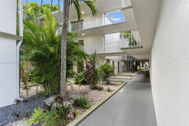 Foto del edificio - 4215 N University Dr