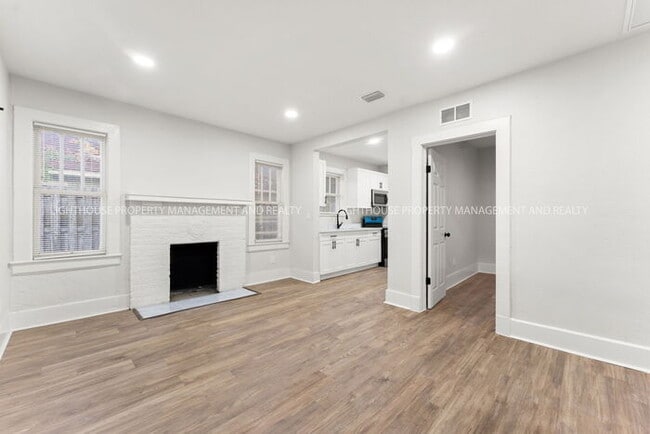 Building Photo - 3 Bedroom, 2 Bath Home in Historic Riverside ? Fully Renovated!