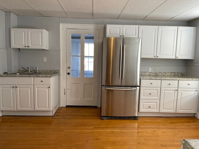 Building Photo - 129 Quaker Ln S