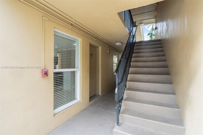 Foto del edificio - 241 S Royal Poinciana Blvd