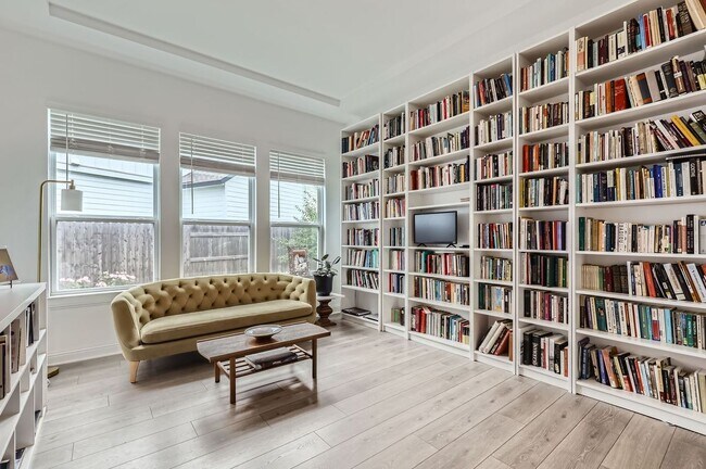 Building Photo - 542 Round Vly Trl