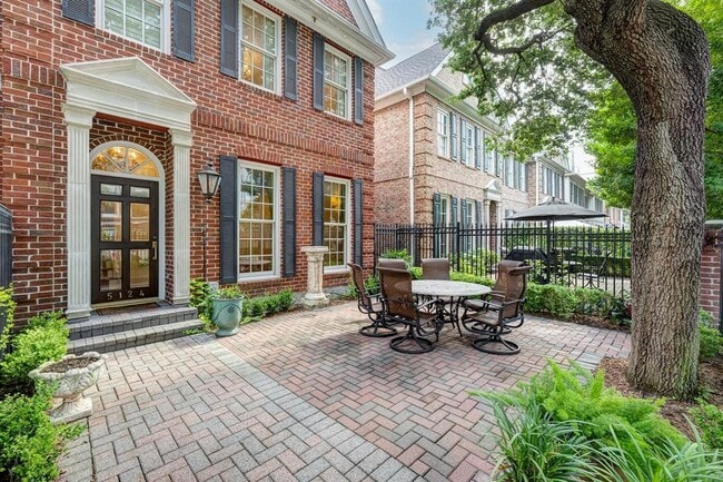 Foto del edificio - 5124 Chevy Chase Dr