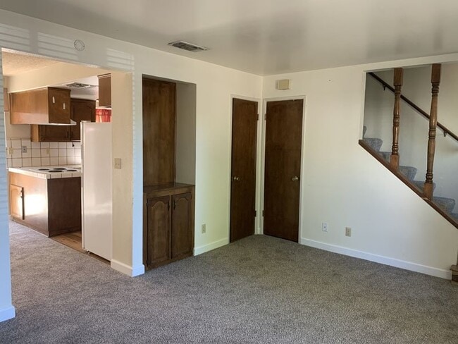 Building Photo - 2 Bed, 1.5 Bath Condo - centrally located ...
