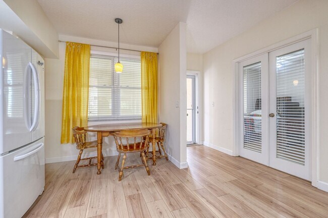 Foto del edificio - Updated 3 bedroom unit overlooking the Eas...