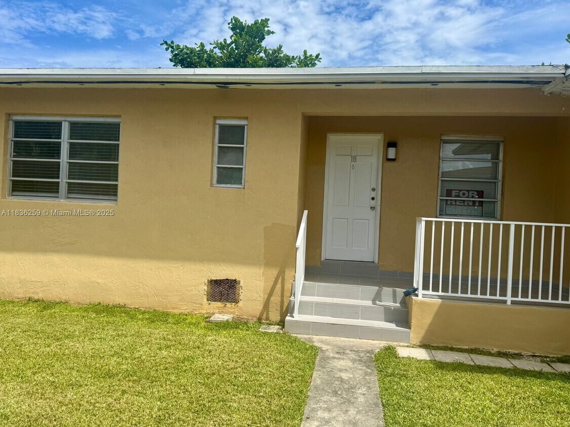 Foto principal - 2165 Bay Dr
