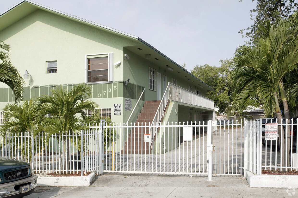 Building Photo - 3738 NW 23rd Ave