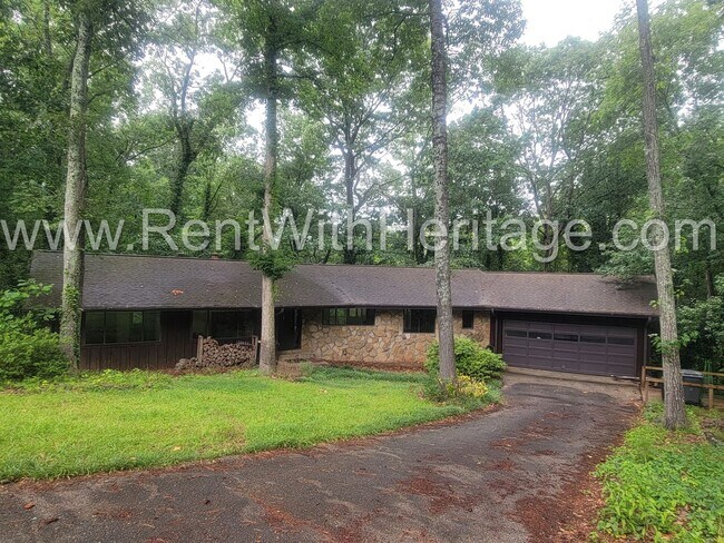 Building Photo - Charming Cabin Style Home on 1.3 Acres / F...