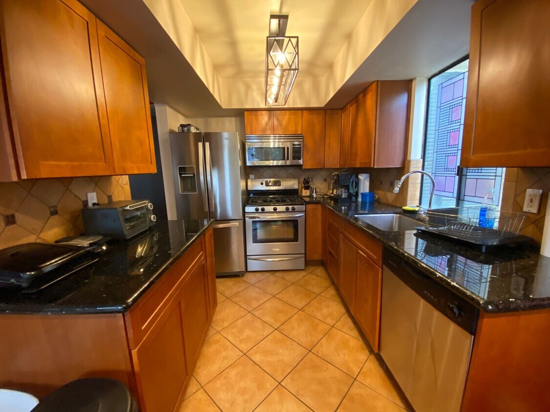 Foto principal - 2 Bedroom + 2 Bath Condo W/ Balcony!