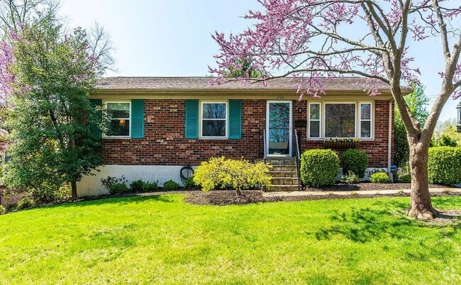 Building Photo - 1124 Greentree Ct