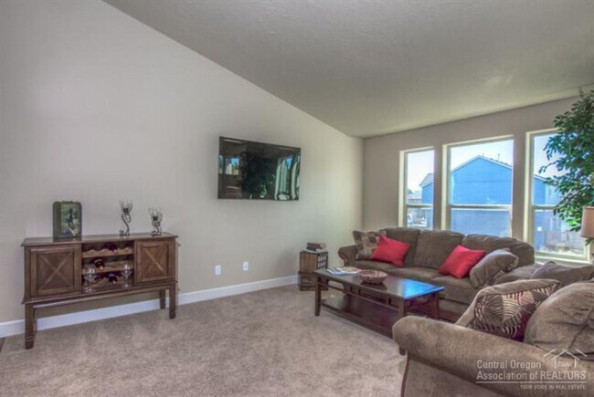 Building Photo - Spacious 4 Bed/3 Bath Single Family Home i...