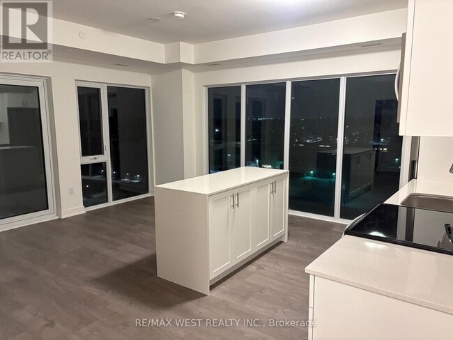 Building Photo - 705 Davis Dr