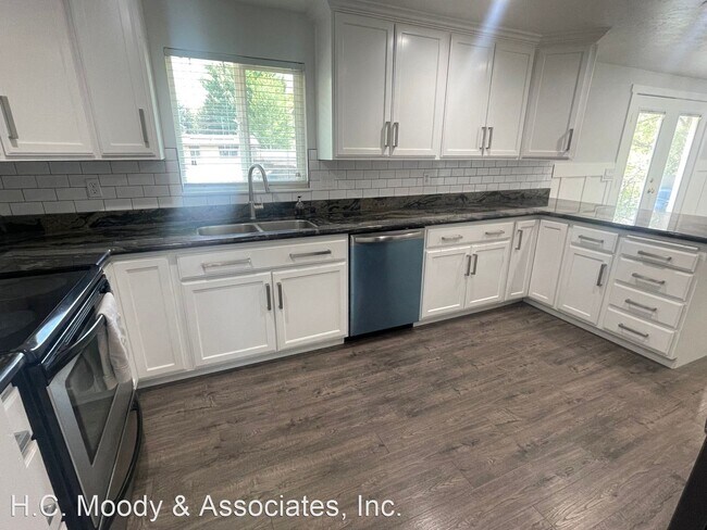 Building Photo - 4 br, 2.5 bath House - 3690 N. Canyon Rd.