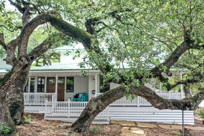 Building Photo - 509 E Live Oak St