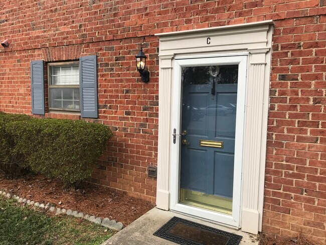 Puerta principal - 5813 Nottoway Ct