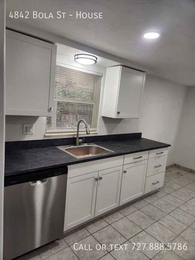 Foto del edificio - 4842 Bola St