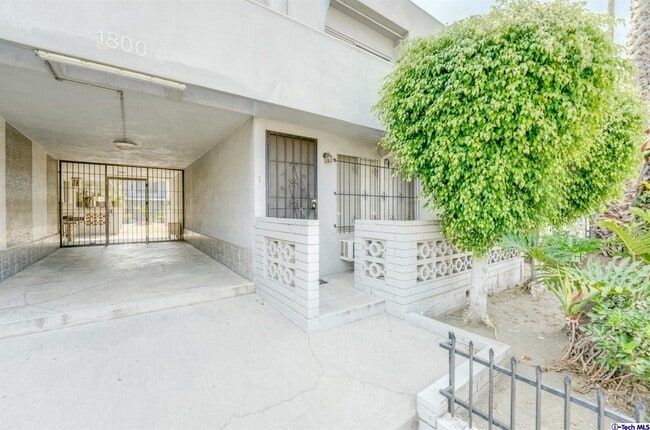 Building Photo - 1800 N Harvard Blvd