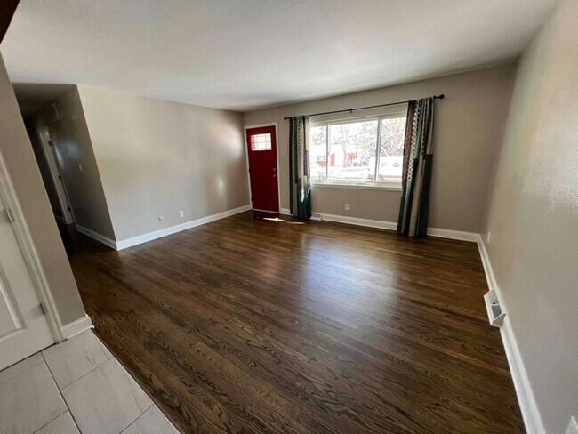 Foto del edificio - 533 S Union Blvd