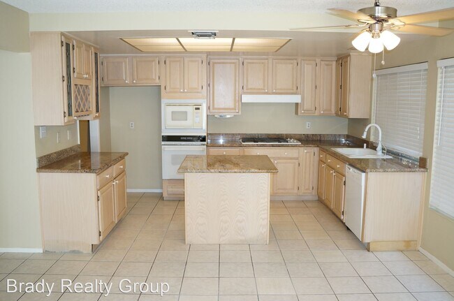 Foto del edificio - 5 br, 2 bath House - 3070 Carnelian St.