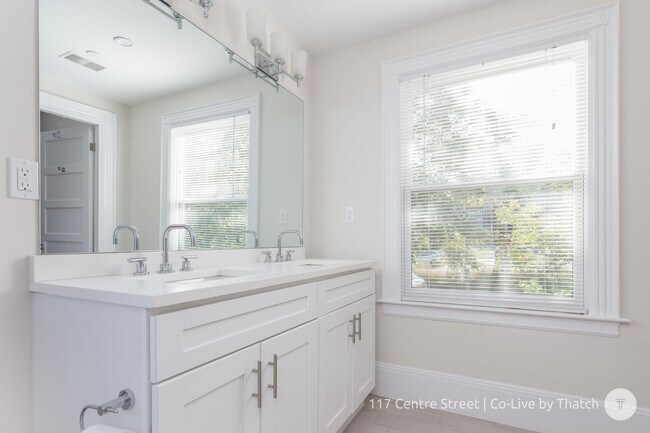 Foto del edificio - Convenient Location, In-Unit Washer and Dryer, Central Heat/AC, Eat-in Kitchen, Parking for Rent