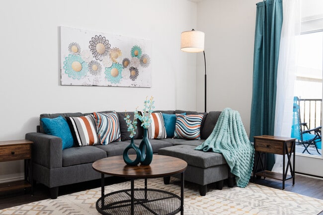 Building Photo - 5861 Royal Ln