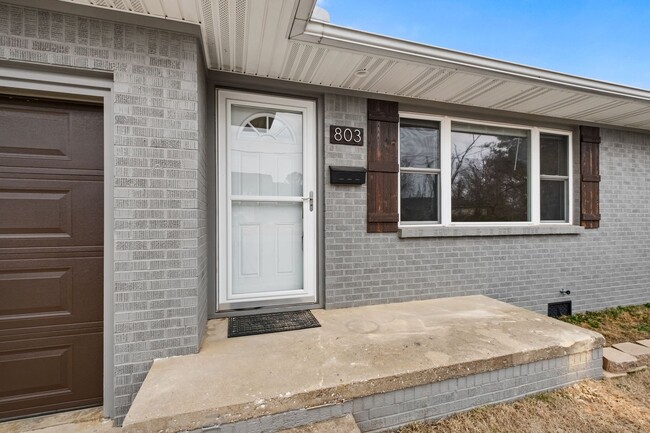 Building Photo - Charming 3-Bedroom Home with Modern Update...