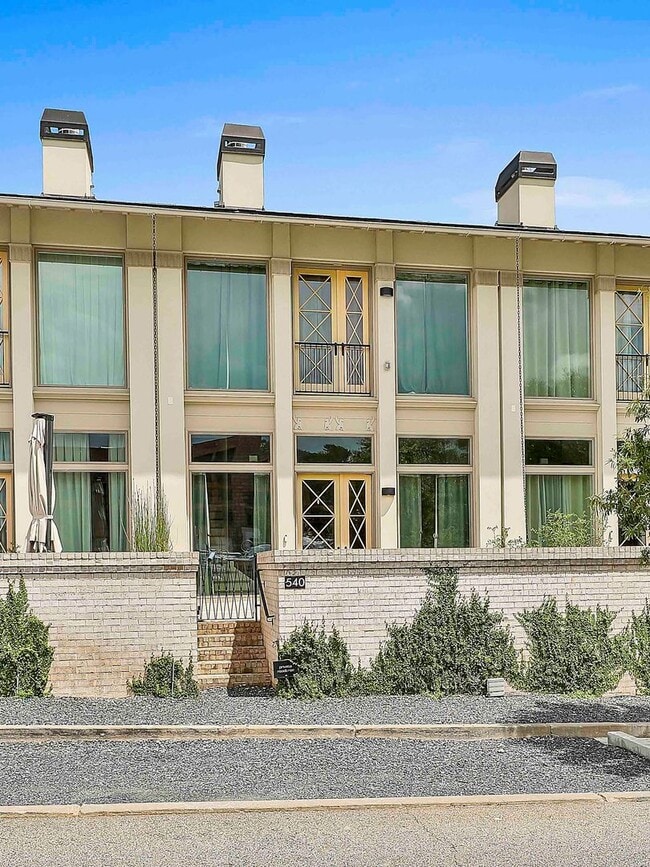 Building Photo - Contemporary 3-Bedroom Trilith Home with T...