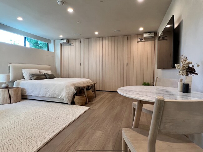 Foto del edificio - 10324 Dunkirk Ave