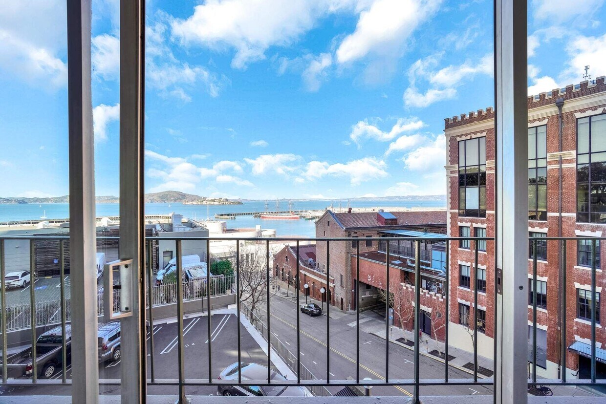 Primary Photo - 1000 N Point St