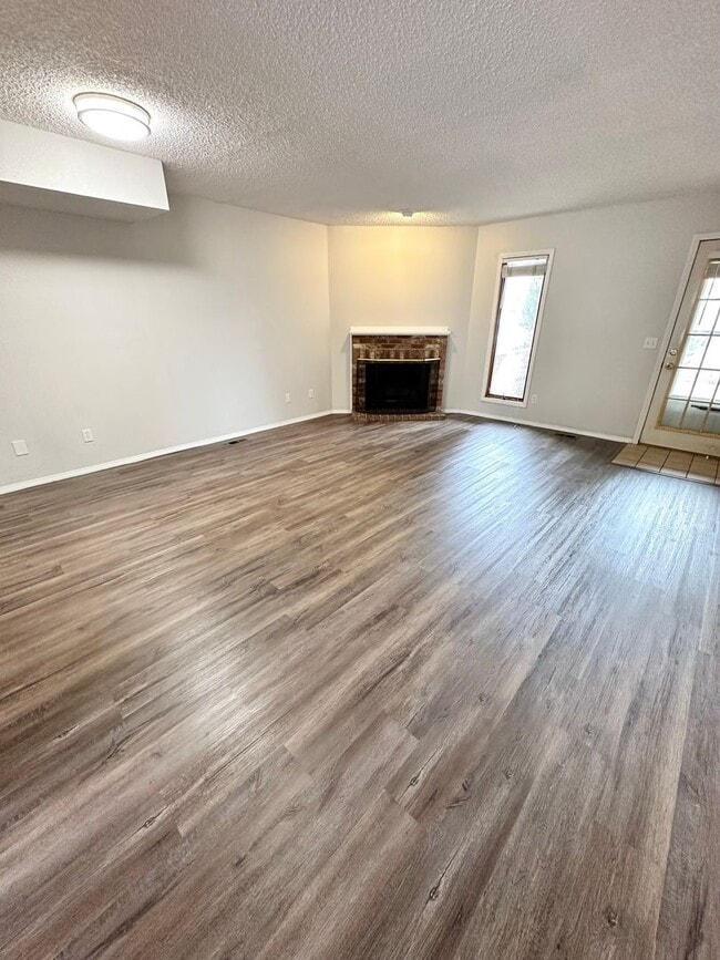 Building Photo - Newly Updated Townhome with Three Balconie...