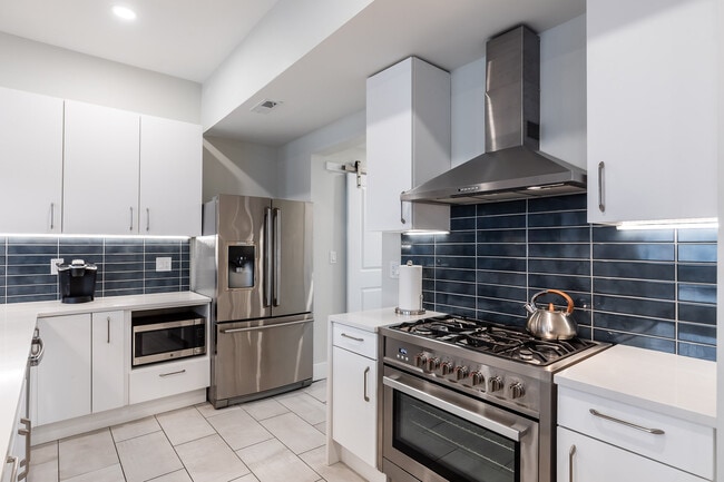 cocina de 5 quemadores - 795 E McMillan St