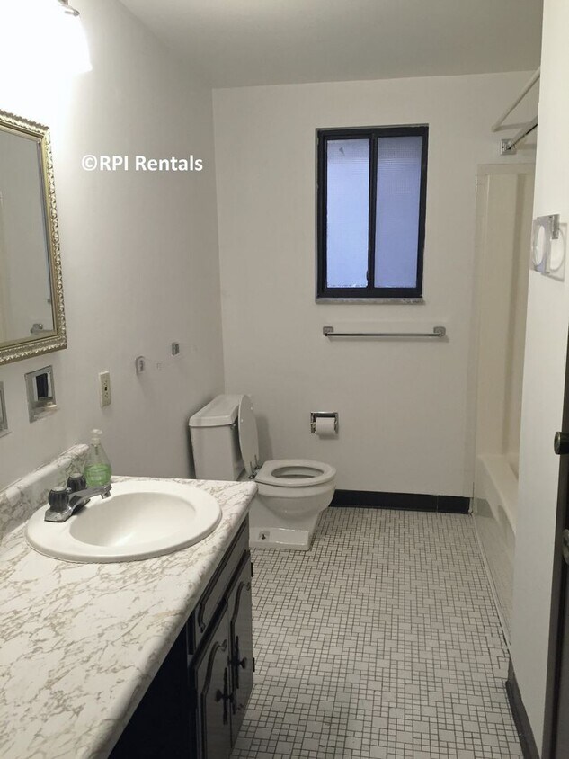 Building Photo - Shaler 2 Bedroom Townhouse