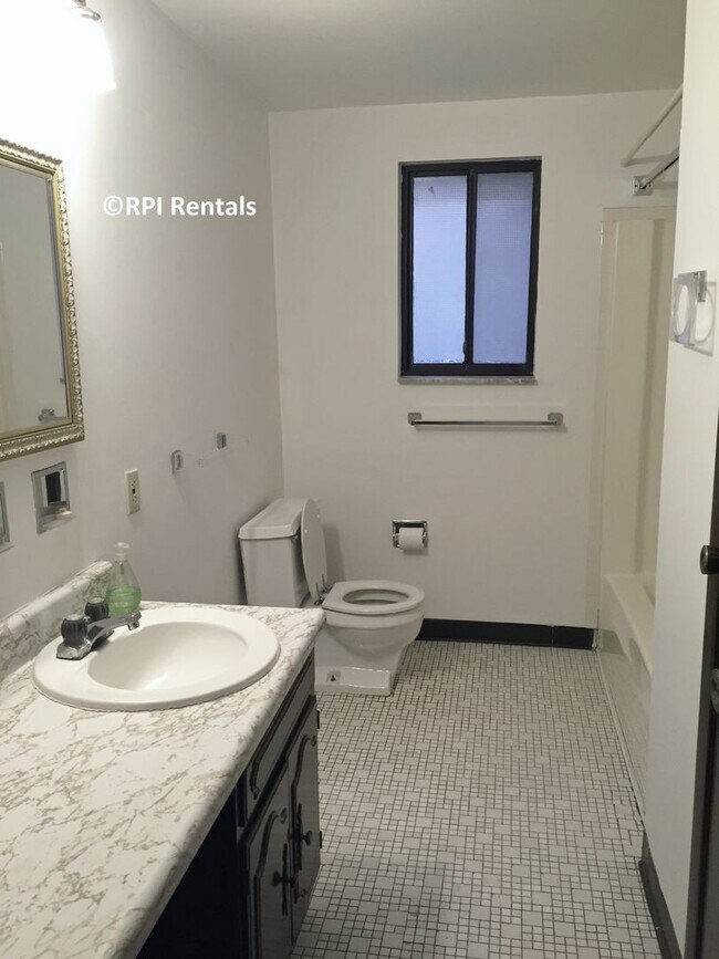 Building Photo - Shaler 2 Bedroom Townhouse