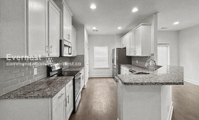 Foto del edificio - 3 Bed, 2.5 Bath Townhome with Fenced Yard & Garage / Available Now!