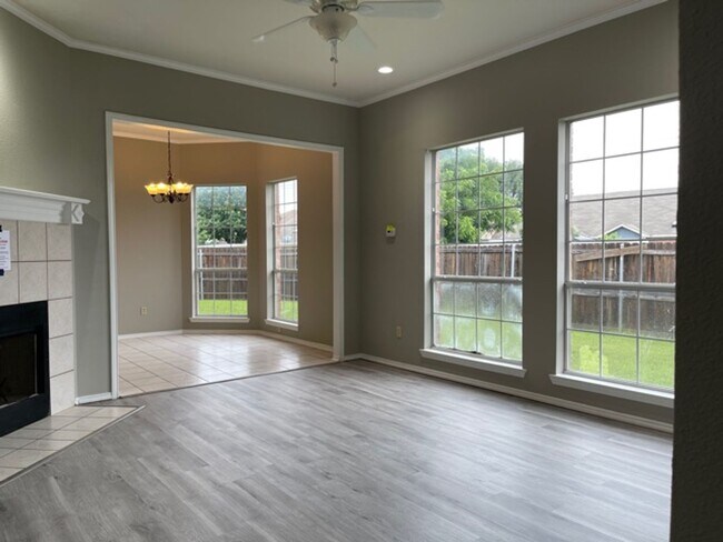 Building Photo - 815-819 Valleybrooke Drive