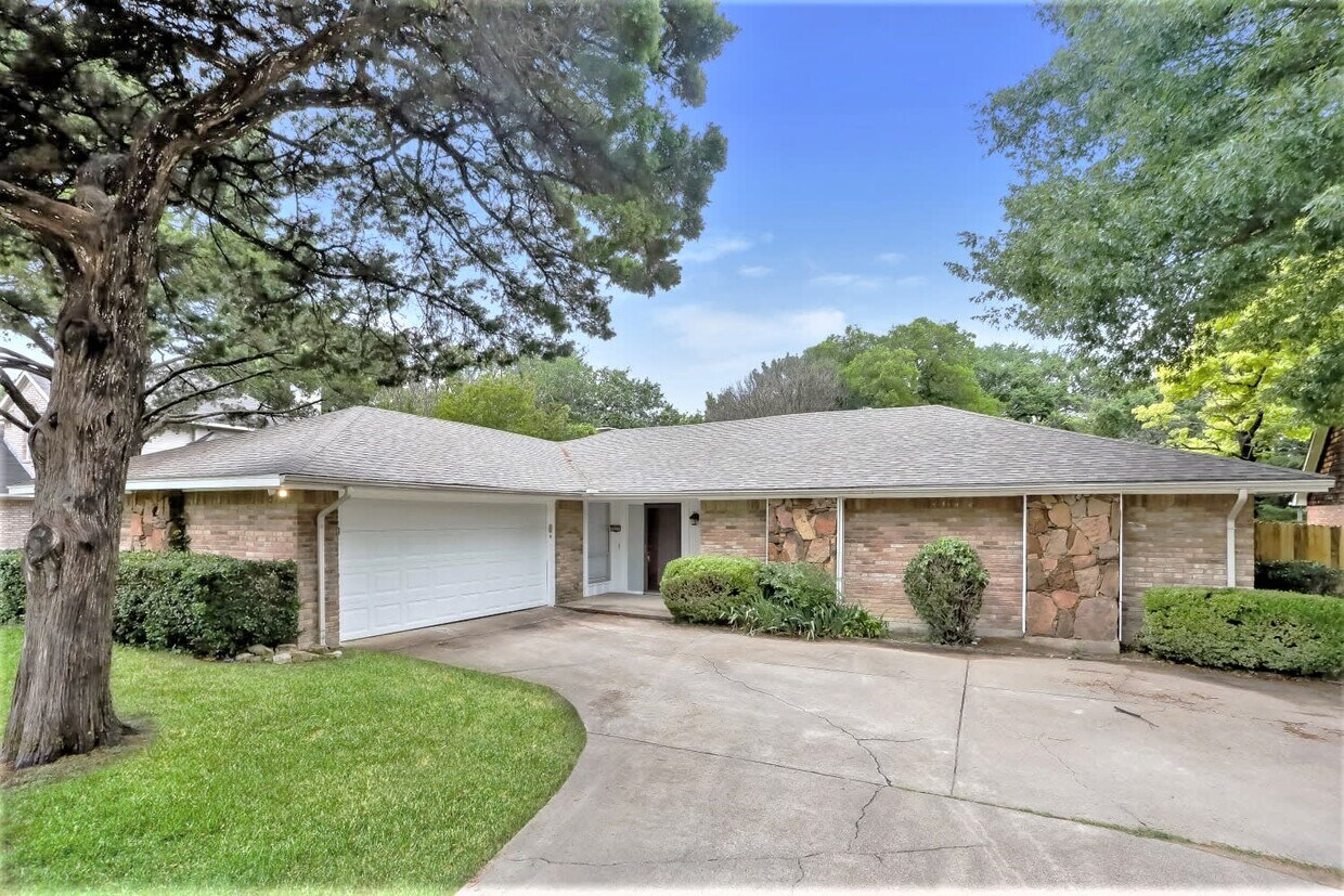 Primary Photo - 327 Gatewood