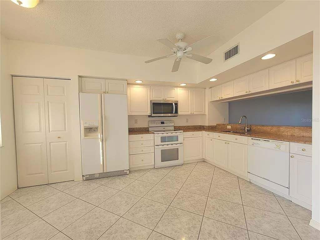 Kitchen - 6495 Shoreline Dr