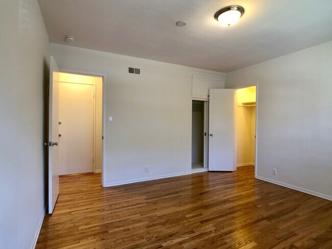 Foto del edificio - Bright, Spacious 2Bd 1Ba Unit within walking distance of UCLA and Westwood Village