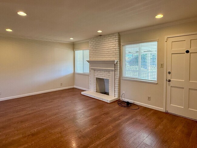 Building Photo - Updated 3 Bedroom 1 Bath Home in Desirable Santa Clara Location!
